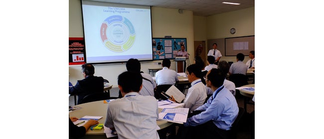 日本の教育関係者がシンガポールの教育現場を視察
