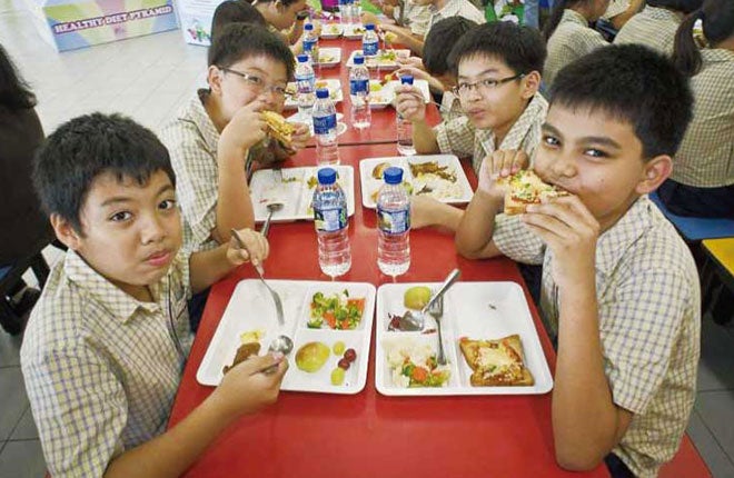 Wellington小学校食堂での食事を楽しむ児童たち 写真提供：Health Promotion Board