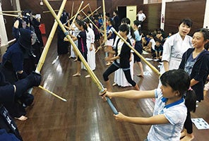 伝統文化交流実習で日本の「武道」に触れる